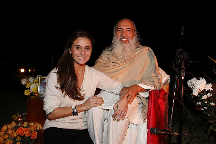 Giovanna Antonelli com Sri Prem Baba depois de meditação silenciosa na casa de Marcio Garcia