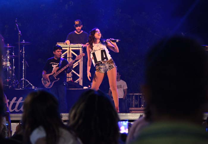 Anitta e seu shortinho brilharam em show neste sábado