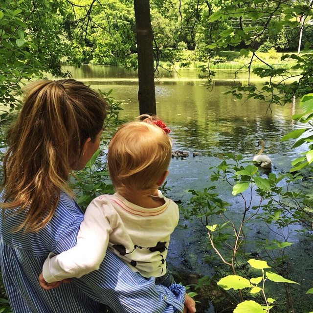 Gisele Bündchen se diverte em lago de cisnes com a filha, Vivian