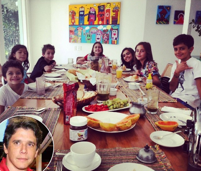 Filhos de Marcio Garcia recebem amiguinhos em casa