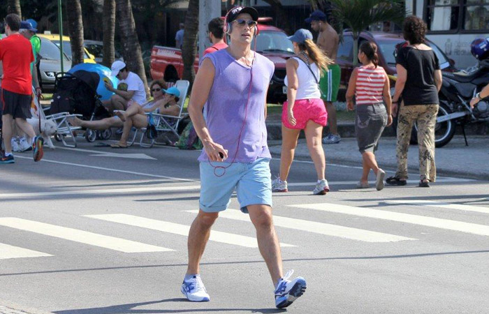 Reynaldo Gianecchini mostra boa forma em caminhada na orla do Leblon