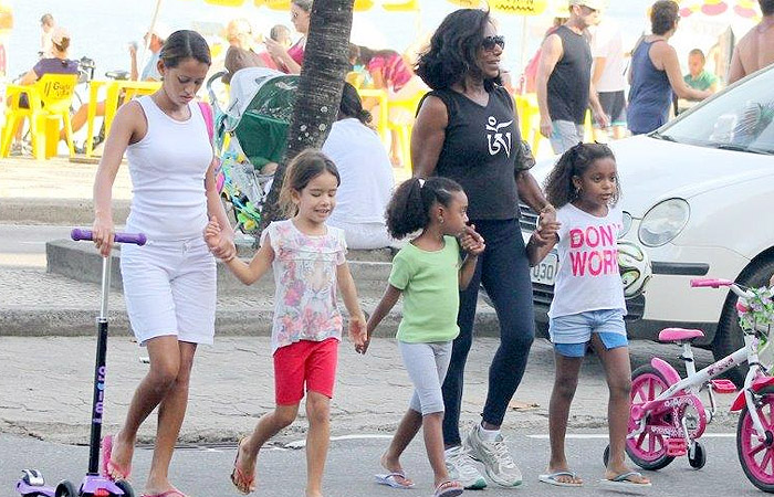 Glória Maria passeia com a filhas na orla do Leblon