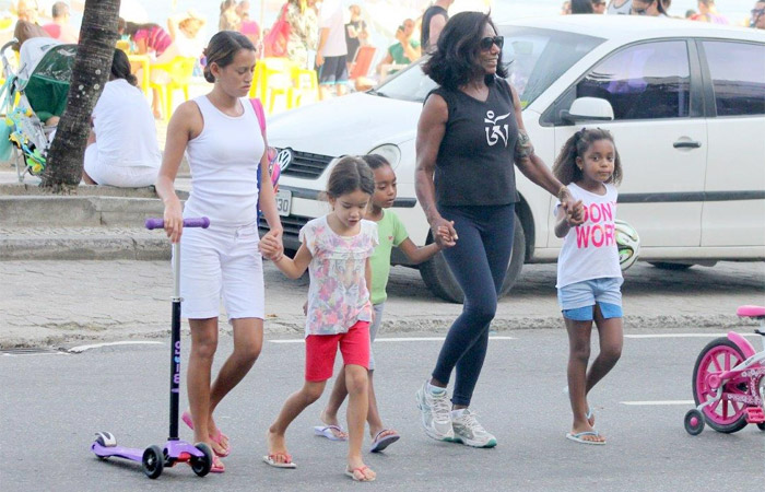 Glória Maria passeia com a filhas na orla do Leblon