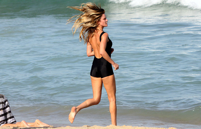 Letícia Birkheuer curte tarde na praia do Leblon