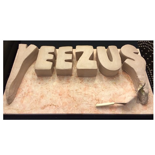 Kim Kardashian faz bolo de aniversário especial para celebrar os 37 anos de Kanye West