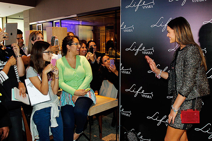 Bruna Marquezine cumprimenta fãs ao chegar em evento na loja da Vivara do Shopping JK Iguatemi, em São Paulo