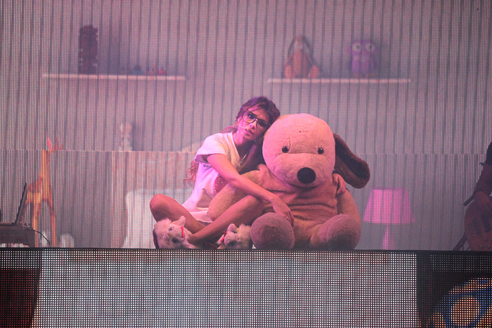 Paula Fernandes sobe ao palco de pijama, pantufa e abraçada a um ursinho