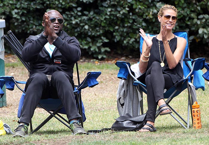 Seal e Heidi Klum trocam beijinhos em tar de futebol com os filhos