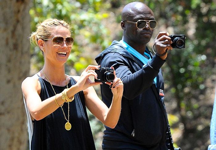 Seal e Heidi Klum trocam beijinhos em tar de futebol com os filhos