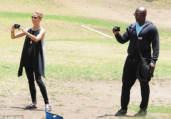 Seal e Heidi Klum trocam beijinhos em tar de futebol com os filhos