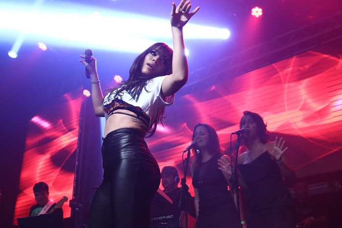 Famosos curtem show de Anitta em boate do Rio de Janeiro