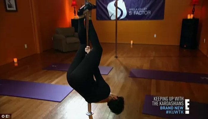 Kim Kardashian faz aulas de Pole Dance com a mãe, Kris Jenner