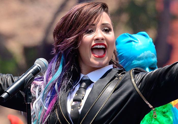 Demi Lovato se apresenta em parada gay nos Estados Unidos