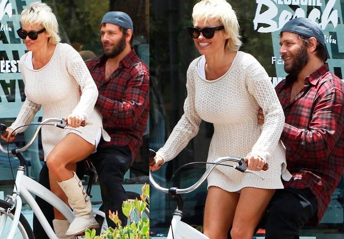 Pamela Anderson passeia de bike e  leva marido na garupa