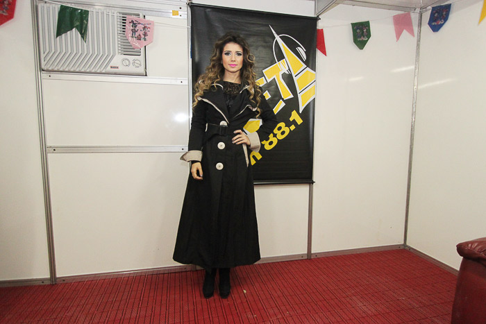 Paula Fernandes sobe ao palco de pijama, pantufa e abraçada a um ursinho