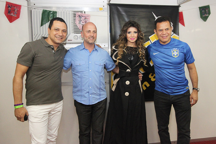 Paula Fernandes sobe ao palco de pijama, pantufa e abraçada a um ursinho