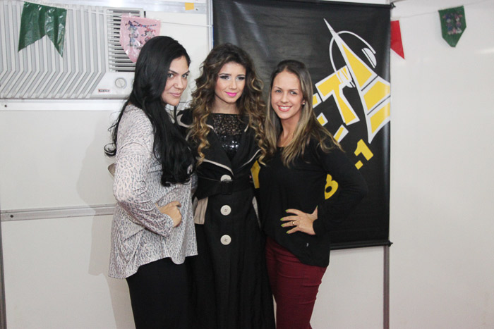 Paula Fernandes sobe ao palco de pijama, pantufa e abraçada a um ursinho