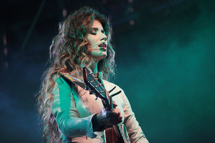 Paula Fernandes sobe ao palco de pijama, pantufa e abraçada a um ursinho