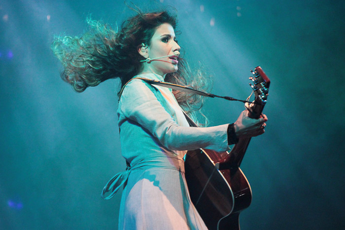 Paula Fernandes sobe ao palco de pijama, pantufa e abraçada a um ursinho