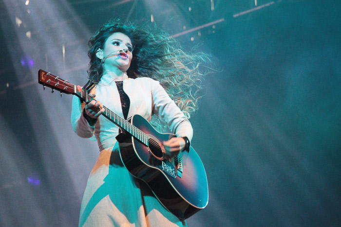 Paula Fernandes sobe ao palco de pijama, pantufa e abraçada a um ursinho