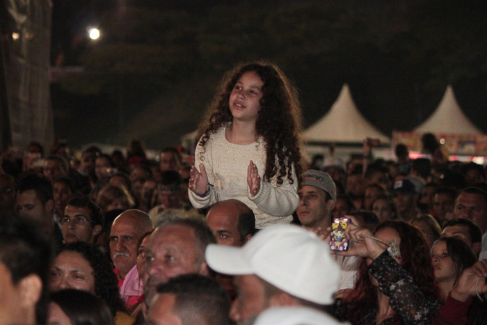 Paula Fernandes sobe ao palco de pijama, pantufa e abraçada a um ursinho