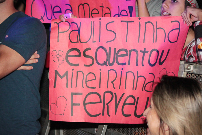 Paula Fernandes sobe ao palco de pijama, pantufa e abraçada a um ursinho