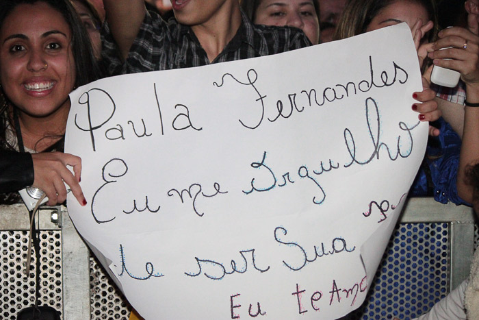 Paula Fernandes sobe ao palco de pijama, pantufa e abraçada a um ursinho