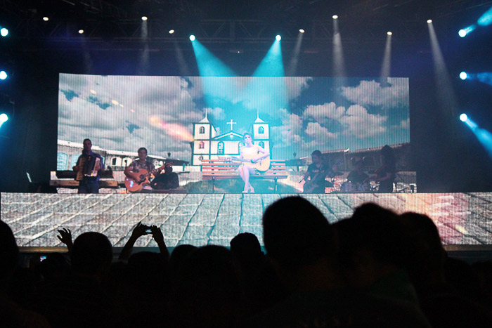 Paula Fernandes sobe ao palco de pijama, pantufa e abraçada a um ursinho