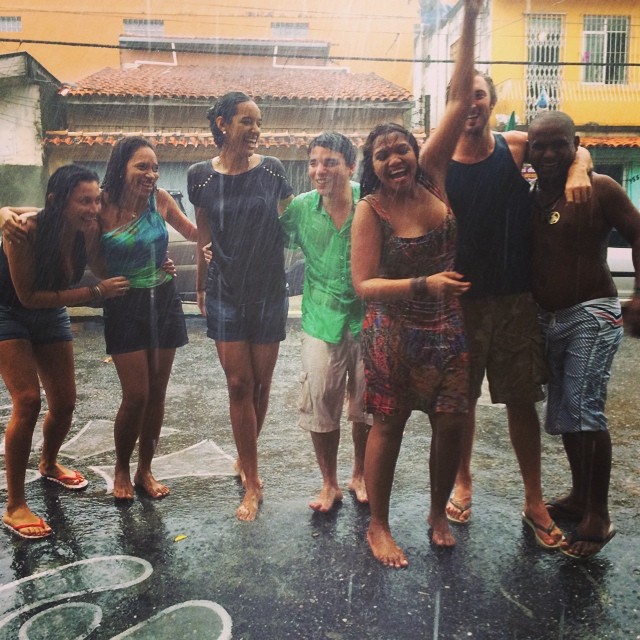 Gaby Amarantos toma banho de chuva em dia de folga com a família no Pará. Leia em O Fuxico!