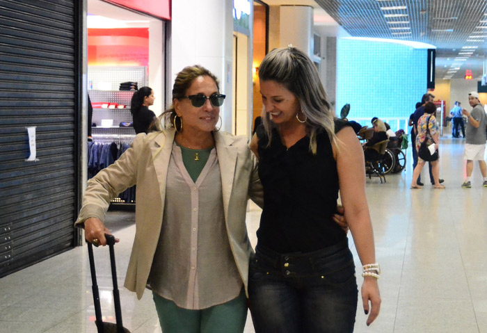 Susana Vieira faz compras e se diverte com fãs antes de viajar