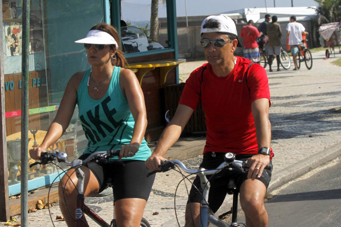 Bebeto pedala na orla da Barra da Tijuca com a mulher