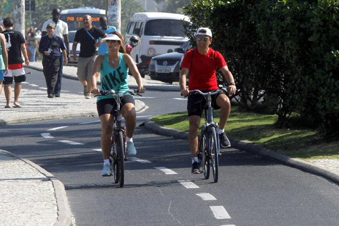 Bebeto pedala na orla da Barra da Tijuca com a mulher