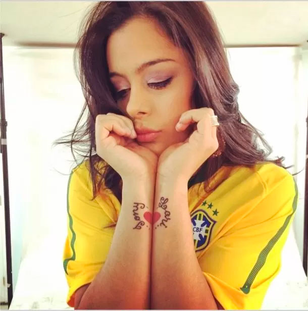 Larissa Riquelme publica foto com camiseta da seleção brasileira