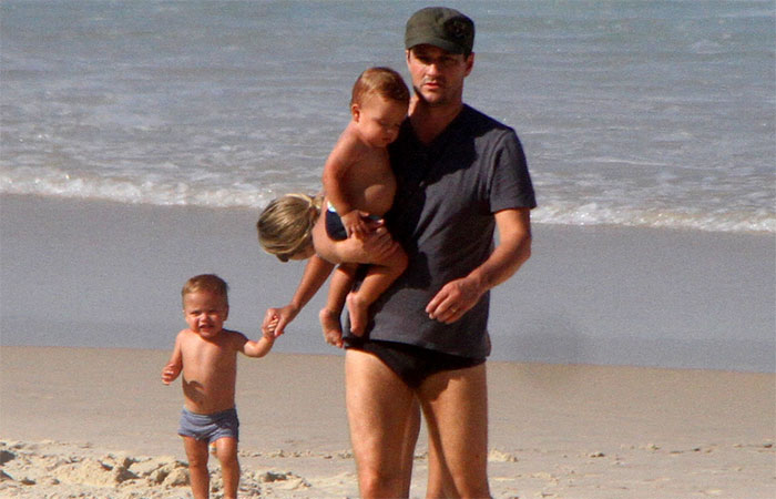 Marcelo Serrado curte dia de praia com a família