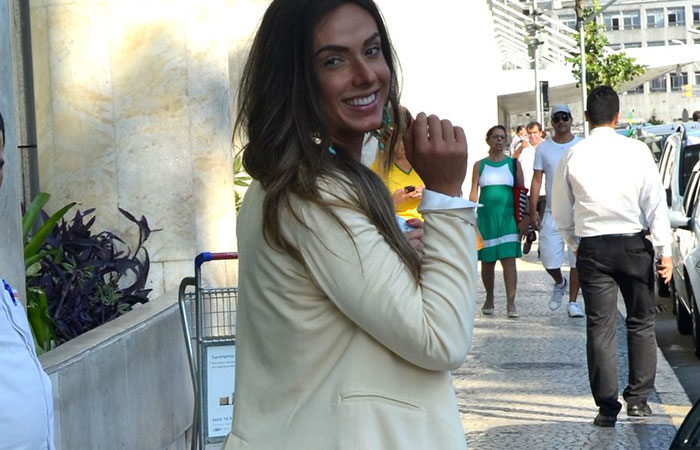 De blazer, Nicole Bahls desembarca elegante no Rio de Janeiro