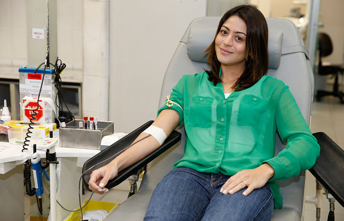 Carol Castro visita pacientes e doa sangue no Hemorio