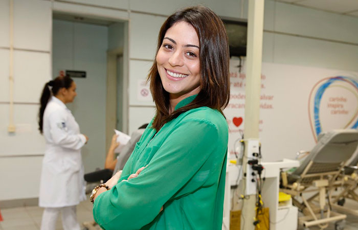 Carol Castro visita pacientes e doa sangue no Hemorio