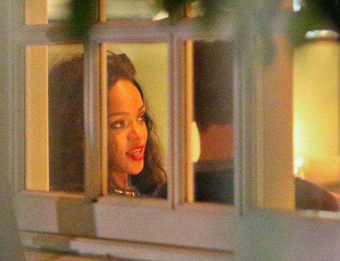 Rihanna janta com Chris Martin em Santa Monica