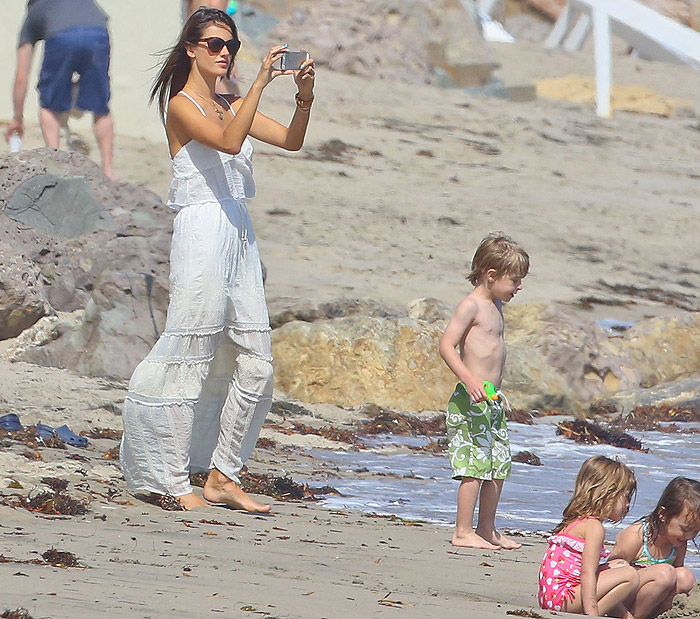 Alessandra Ambrósio curte dia de praia com a família em Malibu