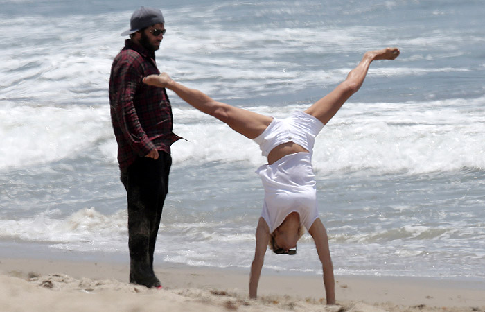 Pamela Anderson faz acrobacias na praia de Malibu, Califórnia