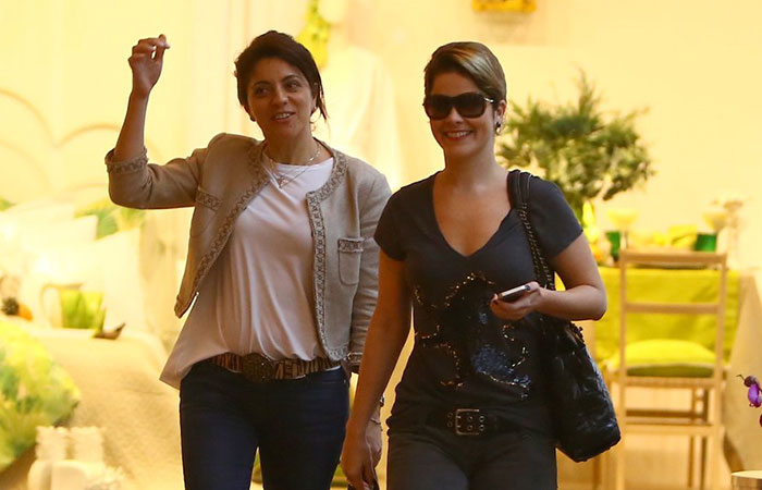  Samara Felippo passeia com amiga em shopping carioca