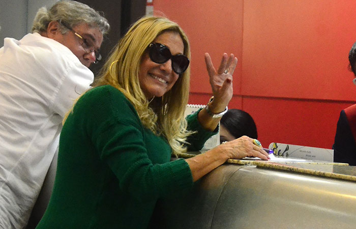  Sorriso no rosto: Suzana Vieira desembarca em aeroporto do Rio de Janeiro