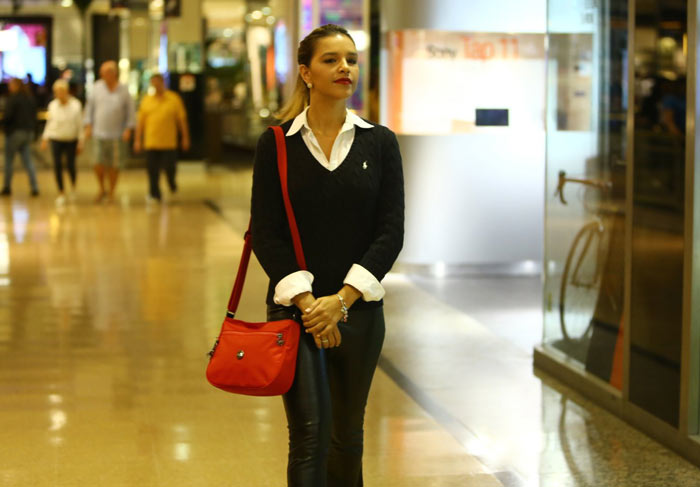 Mariana Rios circula por shopping e aliança chama a atenção