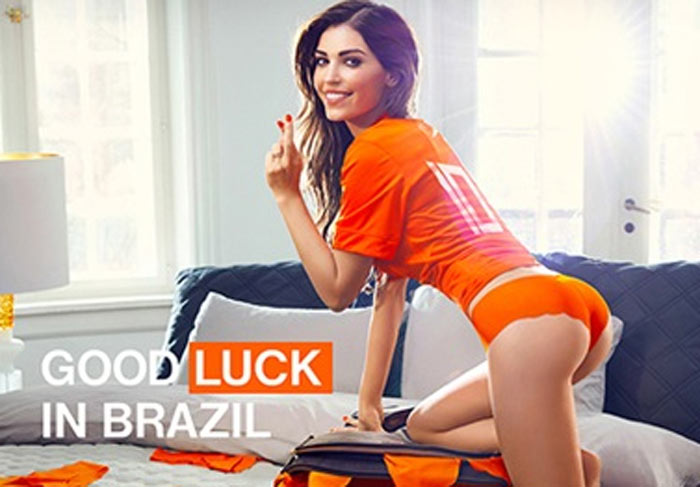 De calcinha, esposa de Sneijder deseja boa sorte à Holanda na Copa