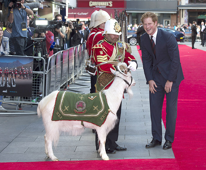 Príncipe Harry se diverte com bode na entrada de evento em Londres
