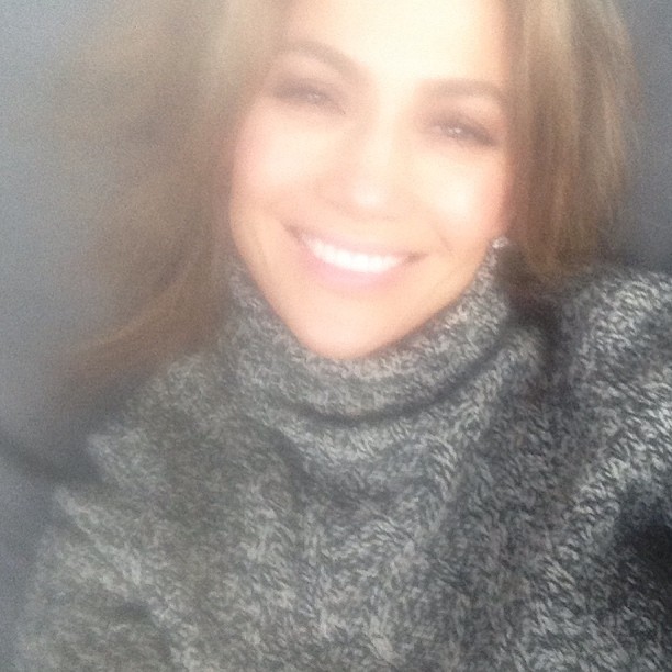 Jennifer Lopez decola sorridente para o Brasil