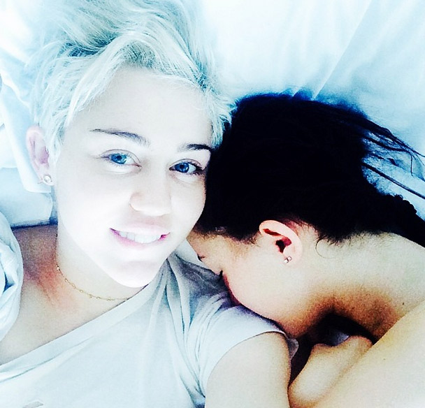 Miley Cyrus se diverte com irmã: “Parecendo um fantasma”