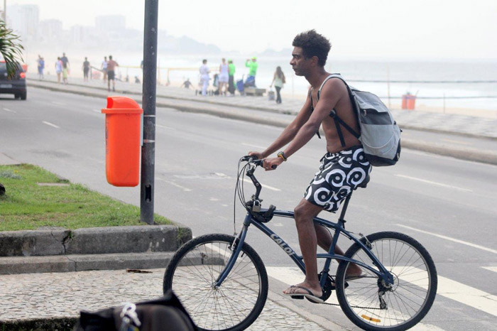 Hélio de la Peña pedala na orla do Leblon, no Rio