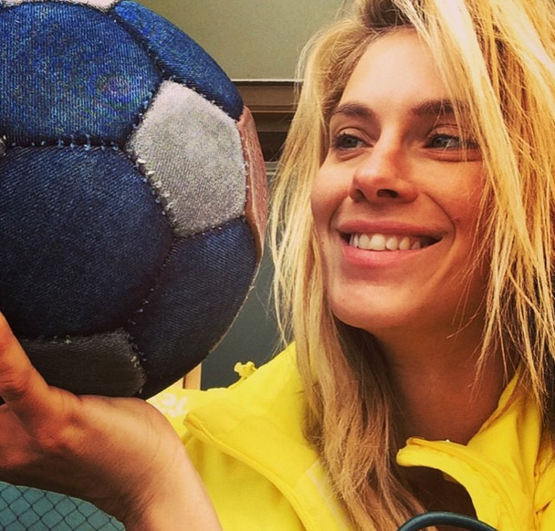 Em clima de Copa, Carolina Dieckmann fala sobre a importância da educação