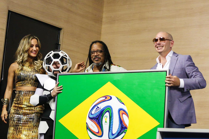 Claudia Leitte brilha ao lado de Pitbull em entrevista no Itaquerão